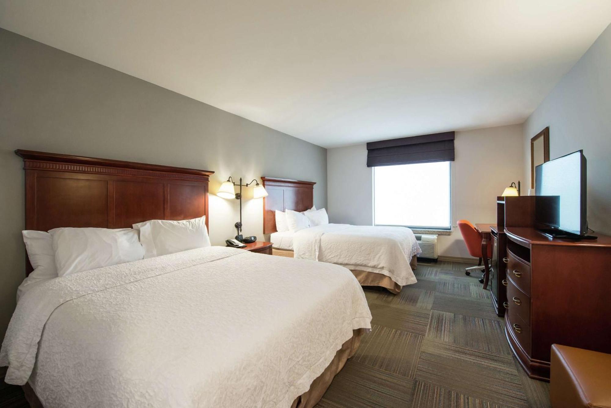 Hampton Inn & Suites Райфъл Екстериор снимка