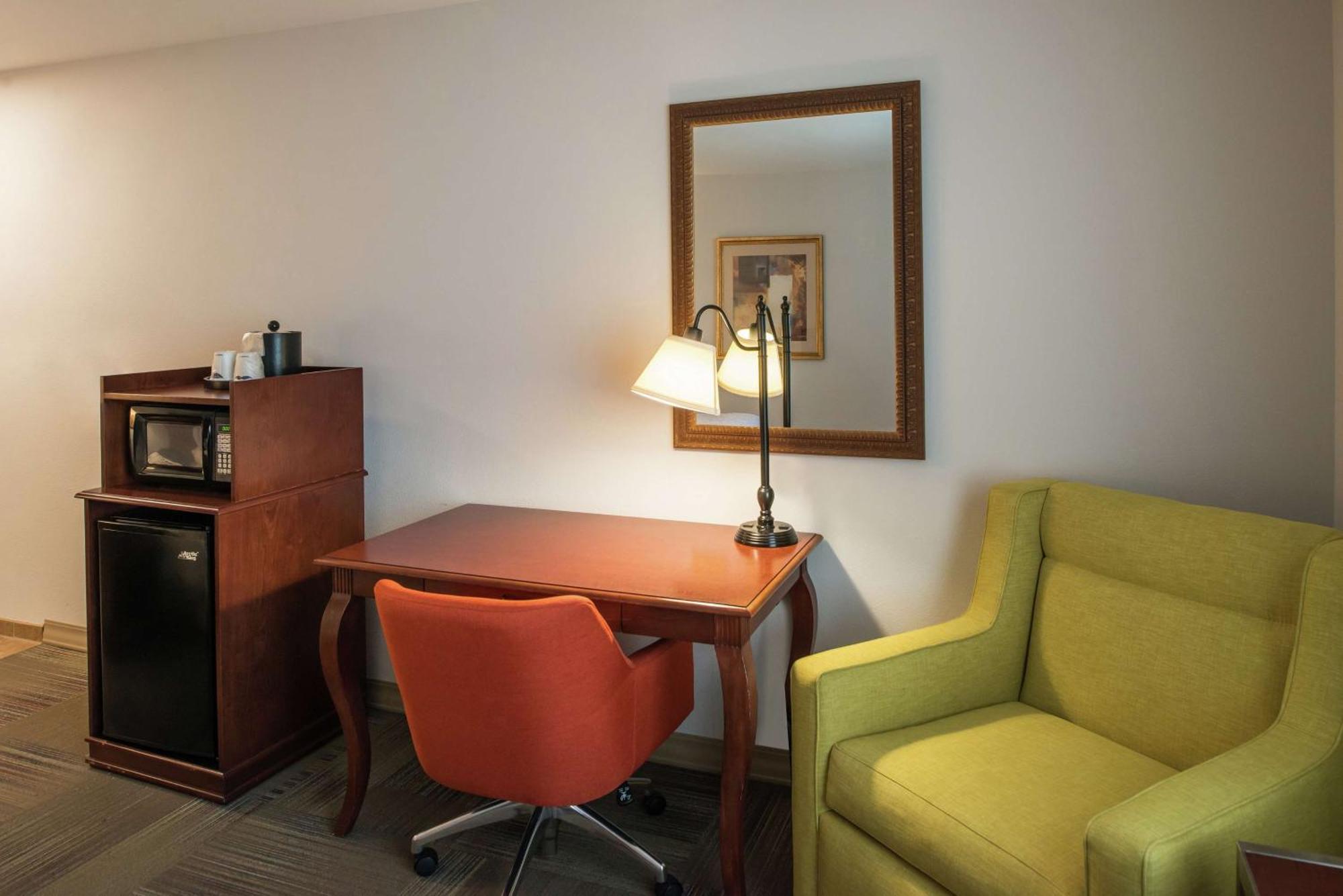Hampton Inn & Suites Райфъл Екстериор снимка
