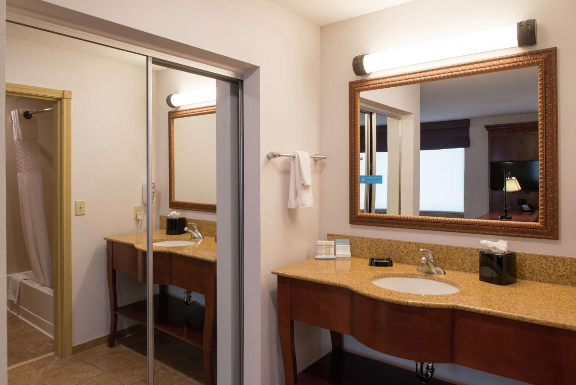 Hampton Inn & Suites Райфъл Екстериор снимка