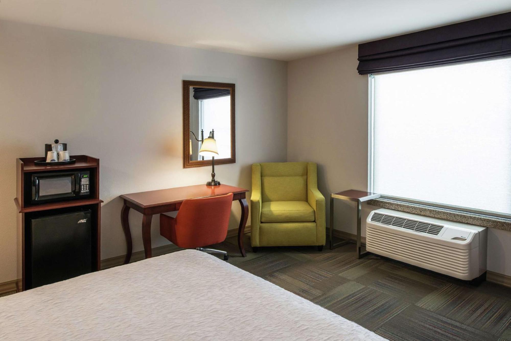 Hampton Inn & Suites Райфъл Екстериор снимка
