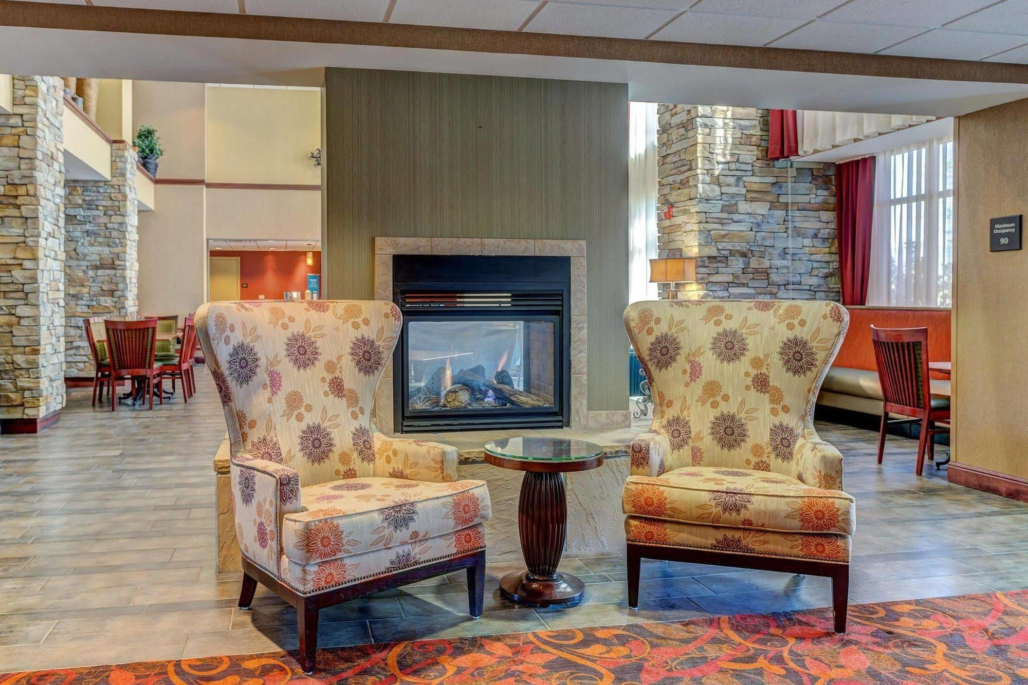 Hampton Inn & Suites Райфъл Екстериор снимка