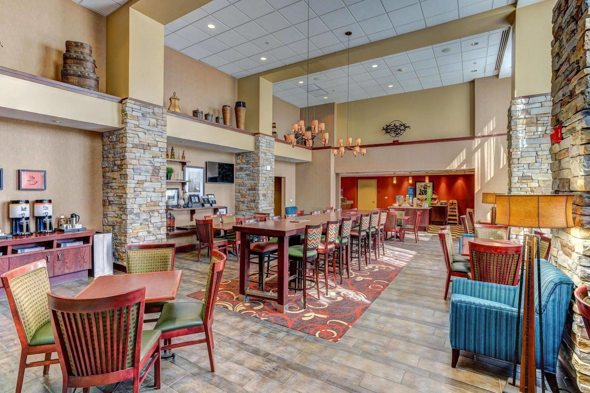 Hampton Inn & Suites Райфъл Екстериор снимка