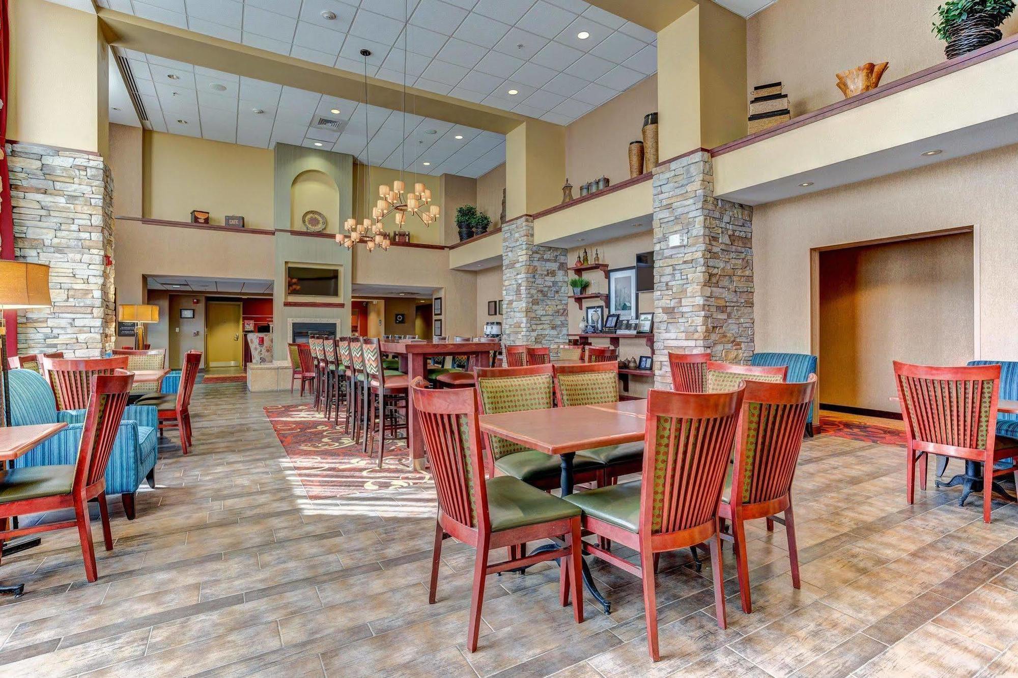 Hampton Inn & Suites Райфъл Екстериор снимка