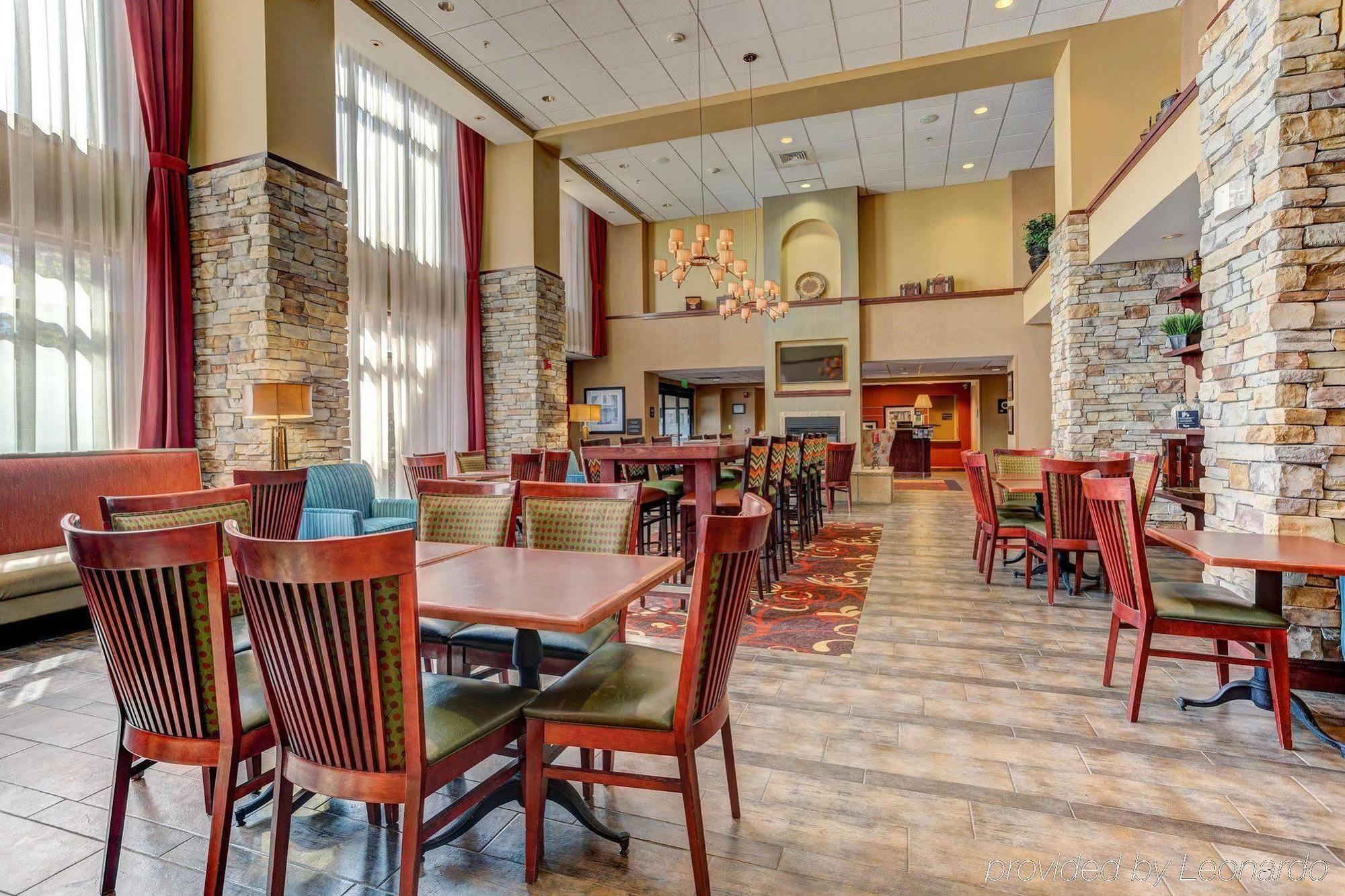 Hampton Inn & Suites Райфъл Екстериор снимка