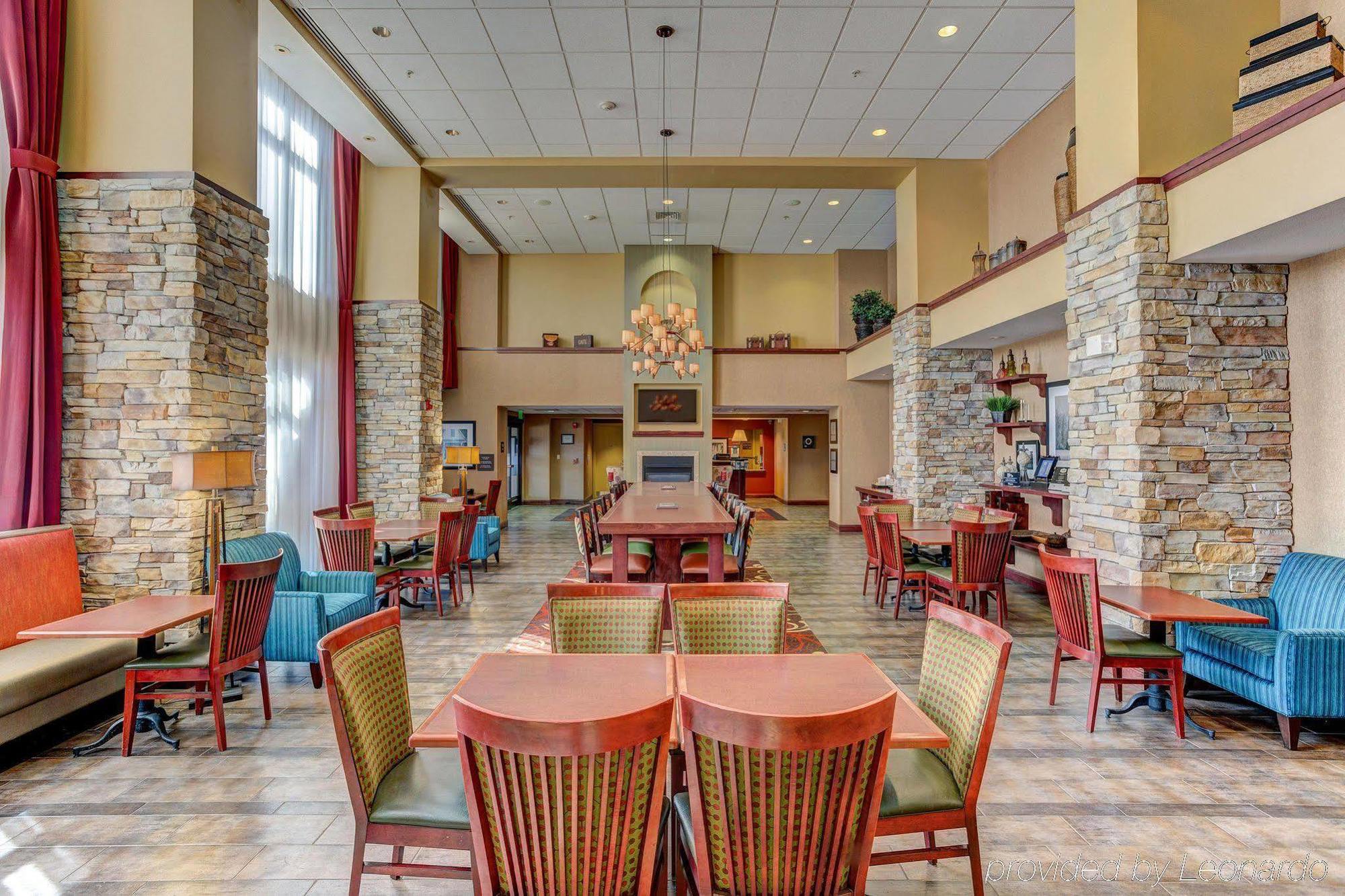 Hampton Inn & Suites Райфъл Екстериор снимка
