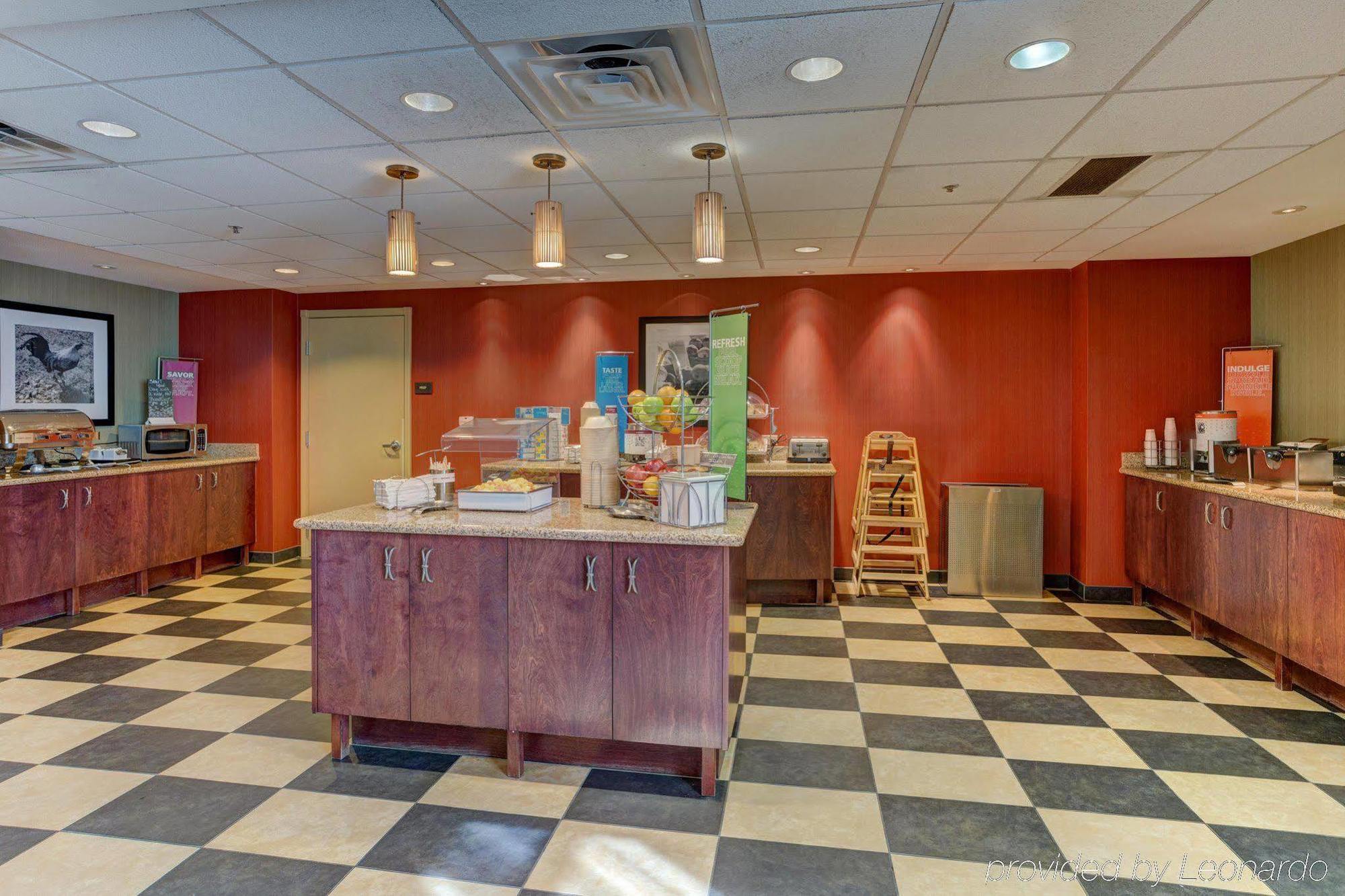 Hampton Inn & Suites Райфъл Екстериор снимка